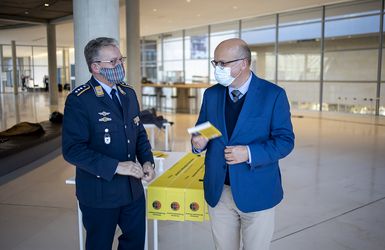 Hauptmann Andreas Steinmetz (l.) im Gespräch mit dem SPD-Abgeordneten Fritz Felgentreu. Foto: DBwV/Yann Bombeke