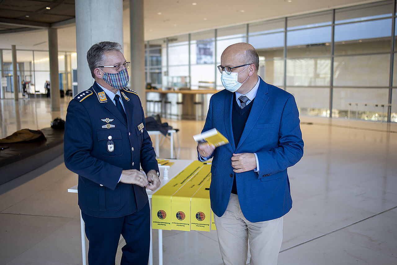 Hauptmann Andreas Steinmetz (l.) im Gespräch mit dem SPD-Abgeordneten Fritz Felgentreu. Foto: DBwV/Yann Bombeke