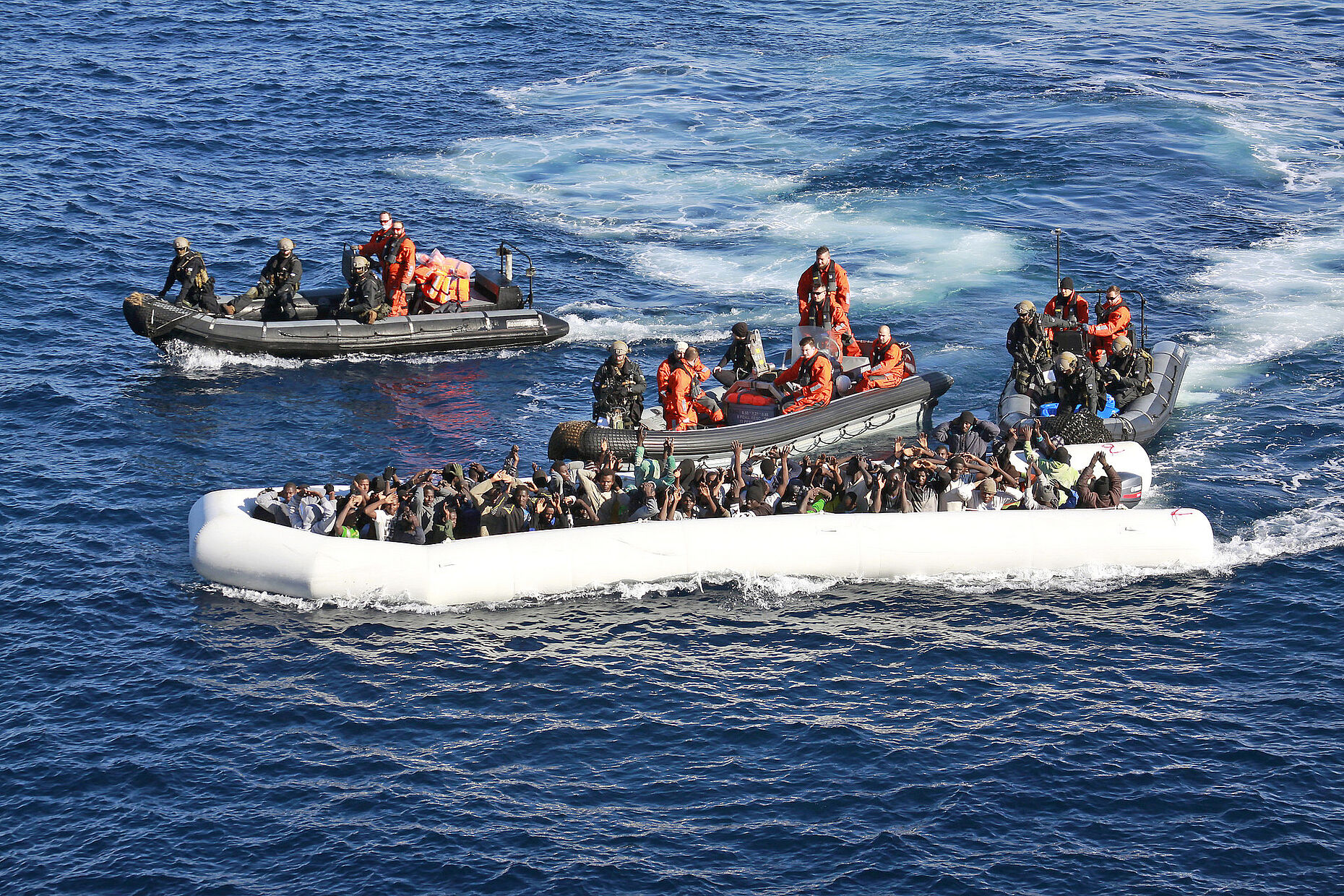 Die Schlepper setzen inzwischen vermehrt auf billige Schlauch- statt Holzboote Foto: Bundeswehr