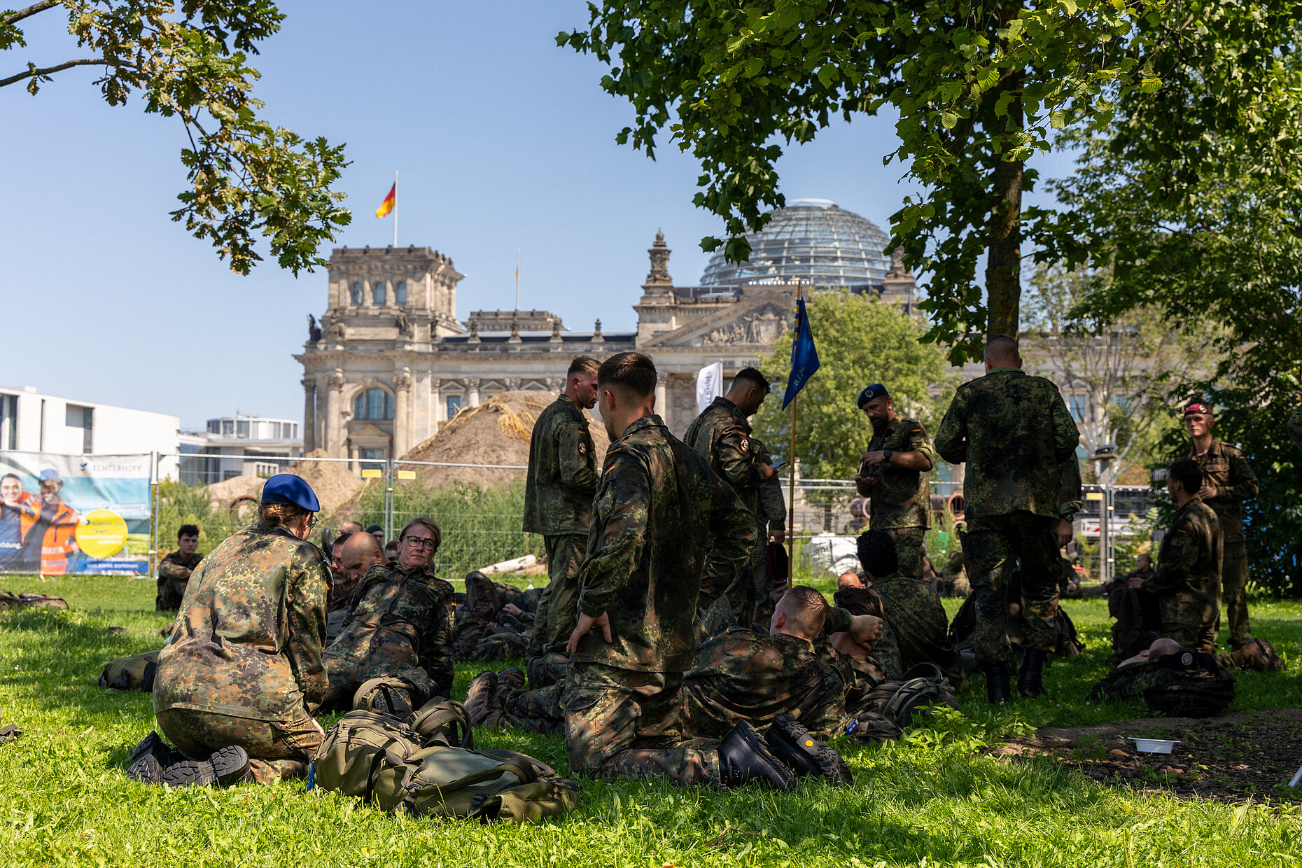 Kurze Pause auf der Wiese vor dem Reichstagsgebäude - auch hier gerne im Schatten. Foto: DBwV/Yann Bombeke