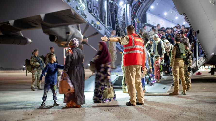 Schutzbedürftige aus Afghanistan bei der Ankunft auf dem Flughafen Taschkent in Usbekistan. Für Wolf Poulet waren die Entwicklungen in Afghanistan vorsehbar. Foto: Bundeswehr/Tessensohn