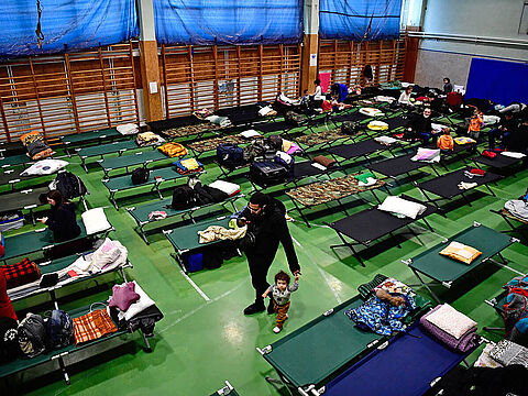 Für die Flücjhtlinge aus der Ukraine wurden bereits vielerorts Notunterkünfte eingerichtet, so wie in dieser Turnhalle einer Schule. Für die Bewältigung der anwachsenden Flüchtlingsströme werden auch Reservisten gebraucht. Foto: dpa