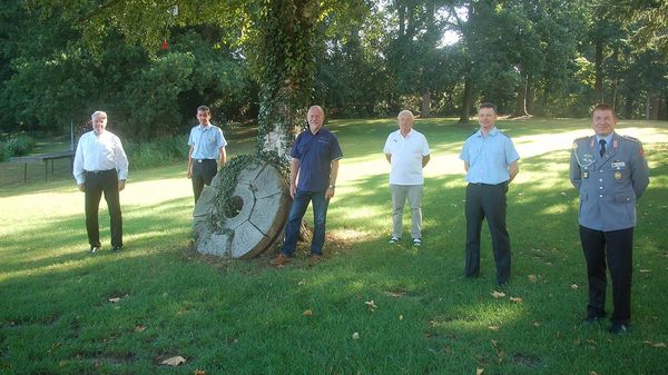 Die Ausgezeichneten Tunder, der Bezirksvorsitzende Sekuli, Triemer, Wallusch und Bartels mit dem stellvertretenden Landesvorsitzenden Dombrowski. Foto: DBwV