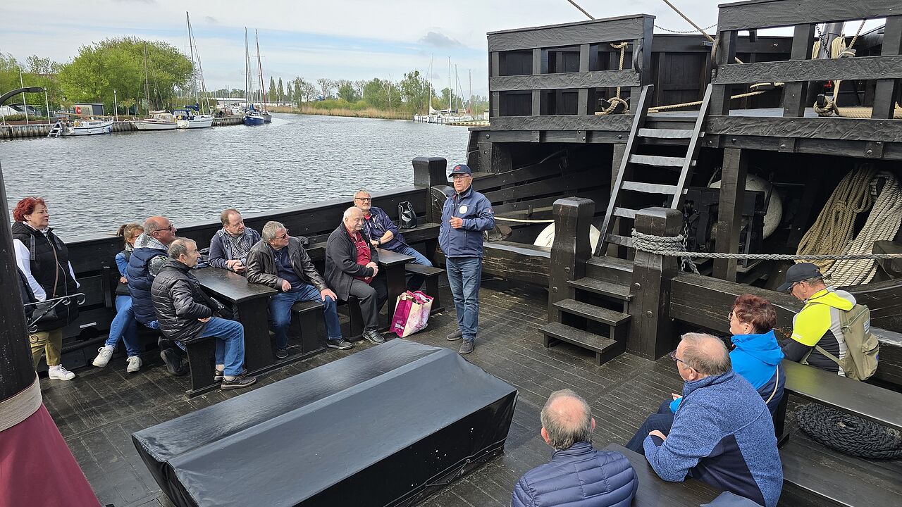 Aufmerksam verfolgten die Teilnehmer am ersten Stammtisch im Jahr 2025 der KERH Uecker-Randow die Ausführungen des Vorsitzenden des Tradtitionsschiffvereins, Lothar Hoffmann (stehend). Foto: Jürgen Büscheck