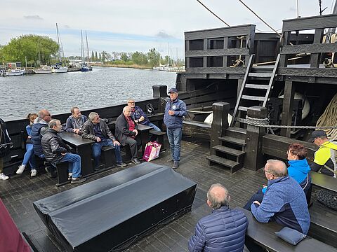 Aufmerksam verfolgten die Teilnehmer am ersten Stammtisch im Jahr 2025 der KERH Uecker-Randow die Ausführungen des Vorsitzenden des Tradtitionsschiffvereins, Lothar Hoffmann (stehend). Foto: Jürgen Büscheck
