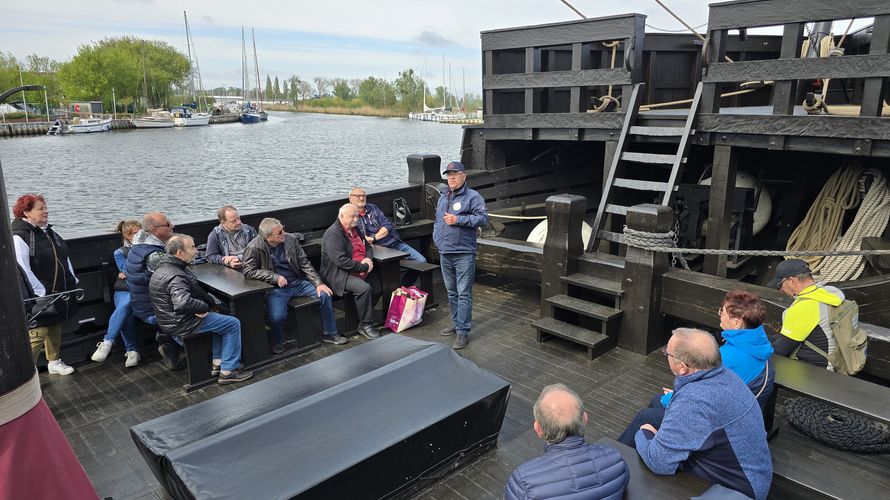 Aufmerksam verfolgten die Teilnehmer am ersten Stammtisch im Jahr 2025 der KERH Uecker-Randow die Ausführungen des Vorsitzenden des Tradtitionsschiffvereins, Lothar Hoffmann (stehend). Foto: Jürgen Büscheck
