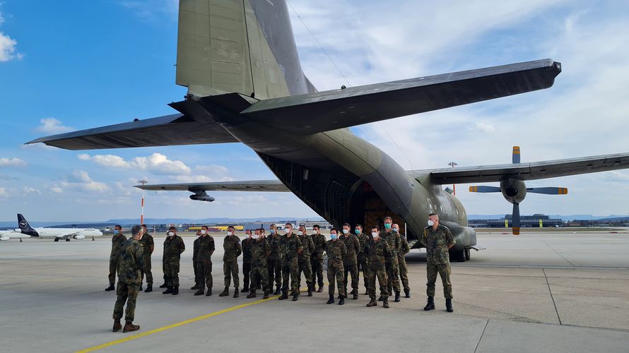 Das Sanitätspersonal landete nach dem Portugal-Einsatz wieder auf dem Stuttgarter Flughafen. Foto: Twitter/Sanitätsdienst