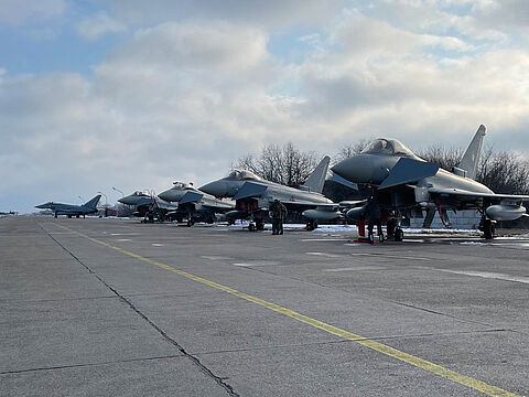 Sechs deutsche und acht italienische Eurofighter sichern den Luftraum beim NATO-Partner Rumänien. Foto: Bundeswehr/Twitter