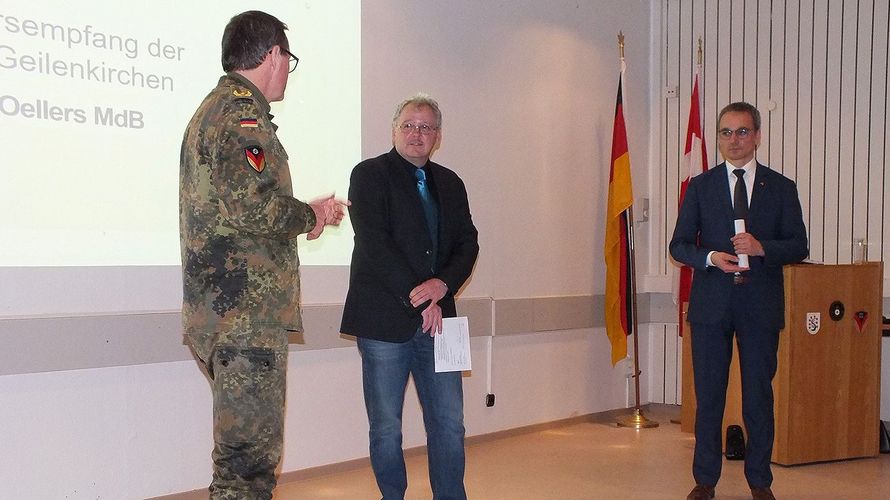 Veranstaltung der KERH Geilenkirchen: (v.l.) Brigadegeneral Peter Braunstein, Vorsitzender Andreas Kannengießer und Wilfried Oellers (MdB). Foto: KERH Geilenkirchen