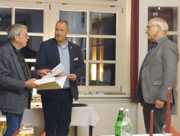 HH:	v.l.: Lothar Dobschall und Hannes Dreier ehrten Klaus Hiery