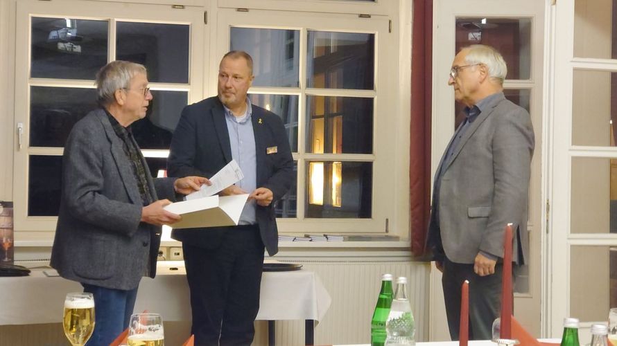 HH:	v.l.: Lothar Dobschall und Hannes Dreier ehrten Klaus Hiery