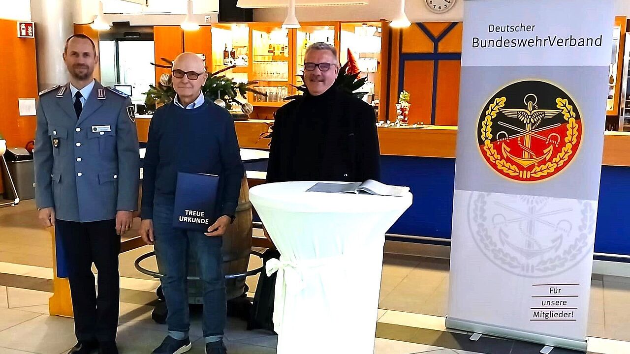 Für 50 Jahre Mitgliedschaft im Deutschen Bundeswehrverband wurde Oberstleutnant a. D. Bernhard Ehlen (Mitte) jetzt durch Oberstleutnant Kai Schlegel und Oberstabsfeldwebel a. D. Klaus Sattler ausgezeichnet. Foto: KERH