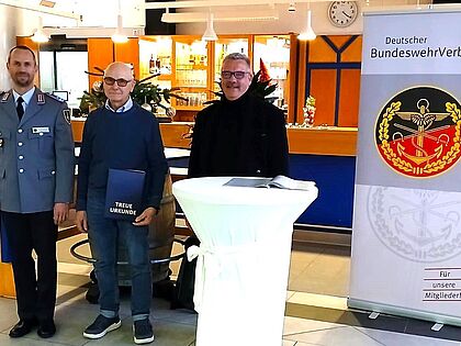 Für 50 Jahre Mitgliedschaft im Deutschen Bundeswehrverband wurde Oberstleutnant a. D. Bernhard Ehlen (Mitte) jetzt durch Oberstleutnant Kai Schlegel und Oberstabsfeldwebel a. D. Klaus Sattler ausgezeichnet. Foto: KERH