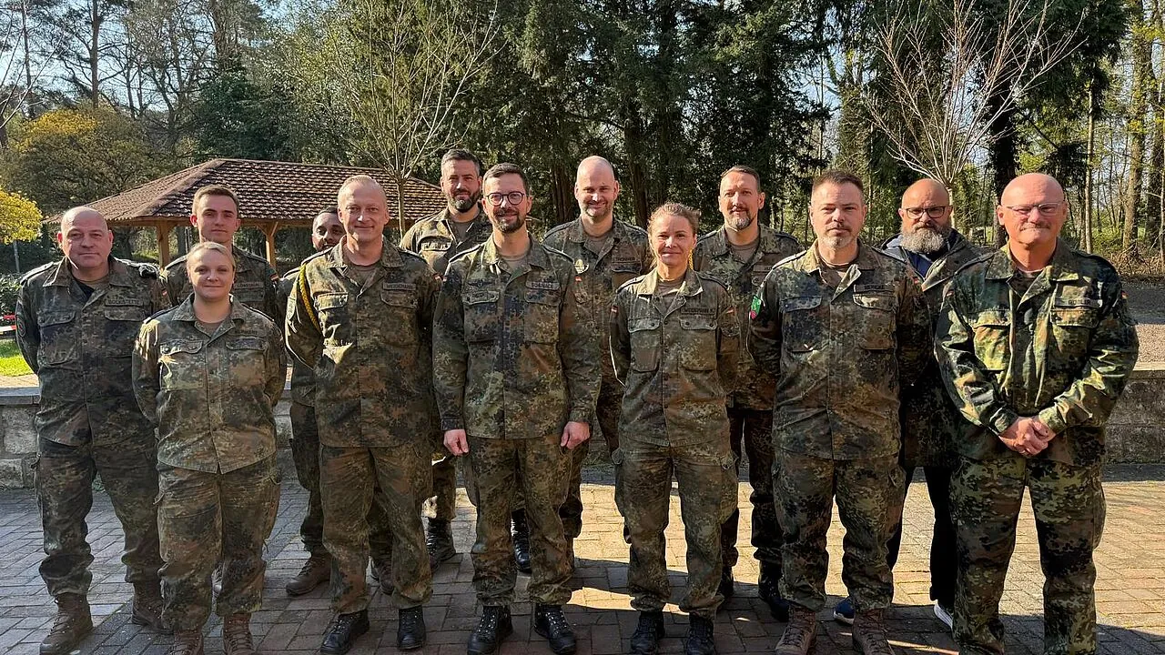 Simon Weidemann (4. von lins) und Lars Schunack (7. von links) mit dem neuen Vorstand. Foto: DBwV