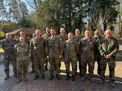 Simon Weidemann (4. von lins) und Lars Schunack (7. von links) mit dem neuen Vorstand. Foto: DBwV