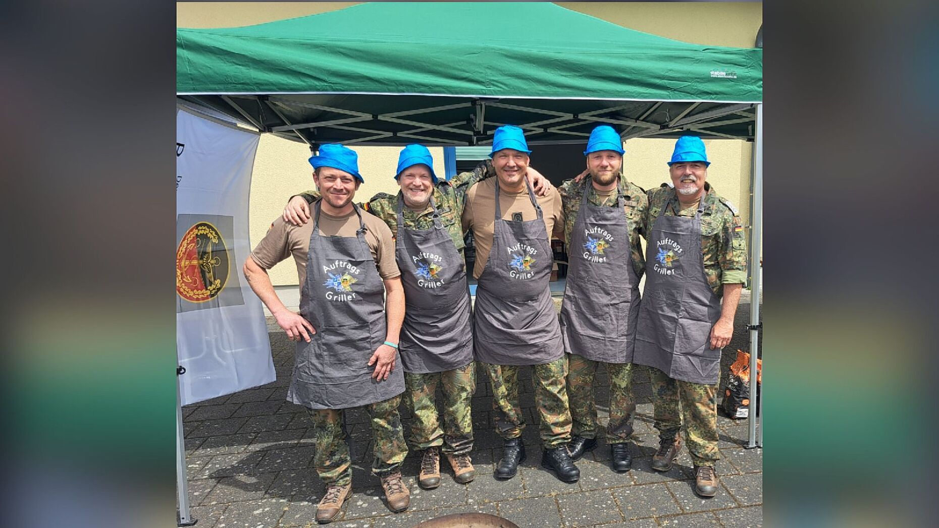 Die Grillmeister: StUffz Marcel Steinhauer, OStFw Sascha Anders, OStFw Alexander Nolde, HptFw Patrick Öhlers, OStFw Markus Mittler. Foto: Oberstabsfeldwebel Blenz
