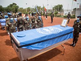 Mitte Mai in Mali: Trauerfeier in Bamako für gefallene Blauhelmsoldaten aus dem Tschad und Guinea. MINUSMA ist mit Abstand die gefährlichste aktuelle Mission der Vereinten Nationen. Foto: MINUSMA/Harandane Dicko