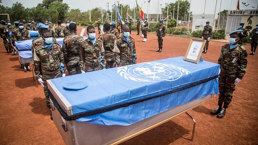 Mitte Mai in Mali: Trauerfeier in Bamako für gefallene Blauhelmsoldaten aus dem Tschad und Guinea. MINUSMA ist mit Abstand die gefährlichste aktuelle Mission der Vereinten Nationen. Foto: MINUSMA/Harandane Dicko