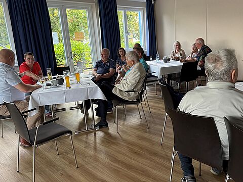 Auch nach dem Ende des offiziellen Teils nutzen die Mitglieder, das Treffen, um miteinander ins Gespräch zu kommen und sich über die Erlebnisse der letzten Wochen auszutauschen. Foto: Ralph Kohlen