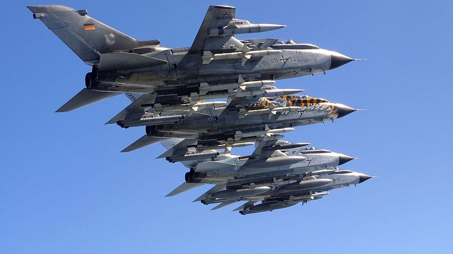 Tornado im engen Formationsflug. Welche Tradition hälft die Luftwaffe zusammen? Foto: Bundeswehr/Piz Luftwaffe