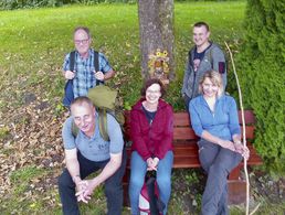 Vorsitzender Stabsfeldwebel Guido Ruoß (v.l.) mit Teilnehmern der Herbstwanderung. Foto: Truka Pfullendorf