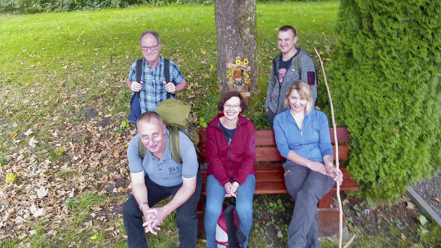 Vorsitzender Stabsfeldwebel Guido Ruoß (v.l.) mit Teilnehmern der Herbstwanderung. Foto: Truka Pfullendorf