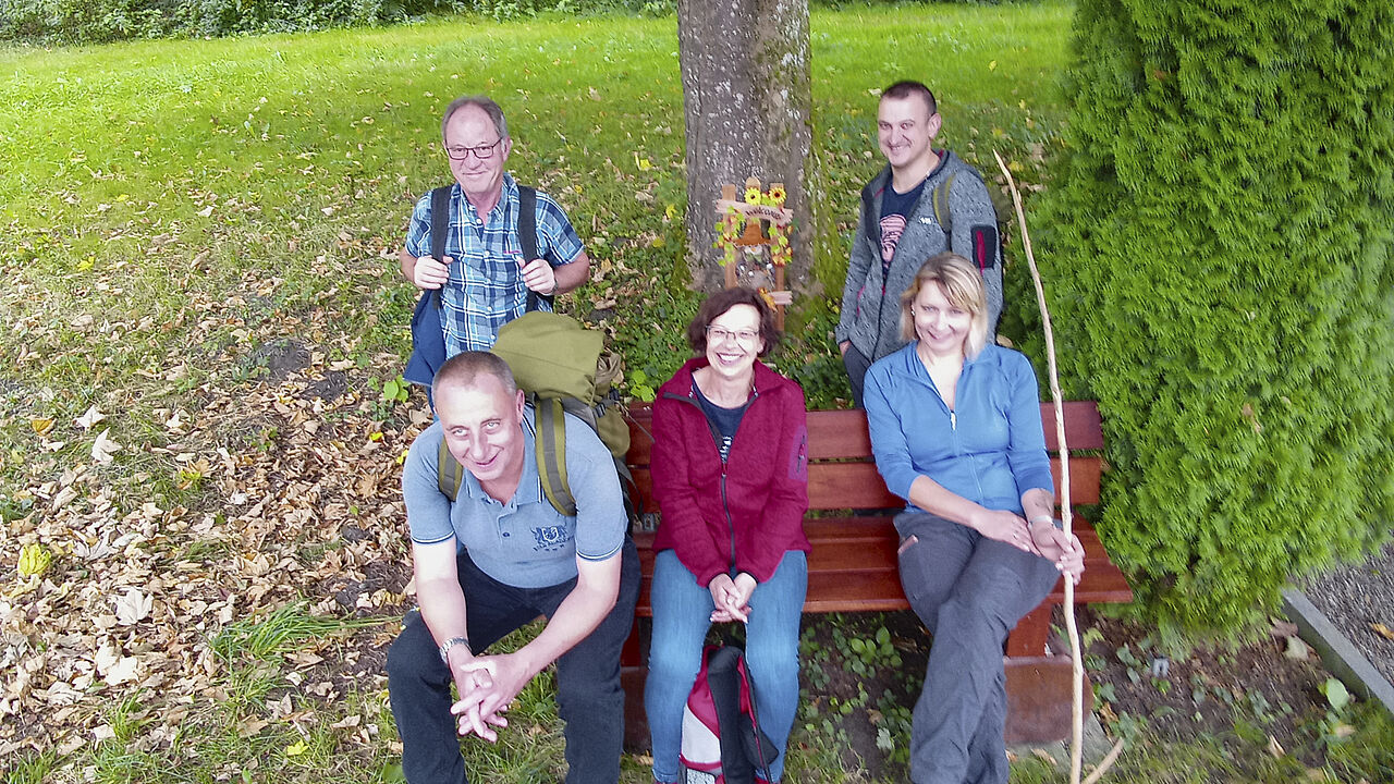 Vorsitzender Stabsfeldwebel Guido Ruoß (v.l.) mit Teilnehmern der Herbstwanderung. Foto: Truka Pfullendorf