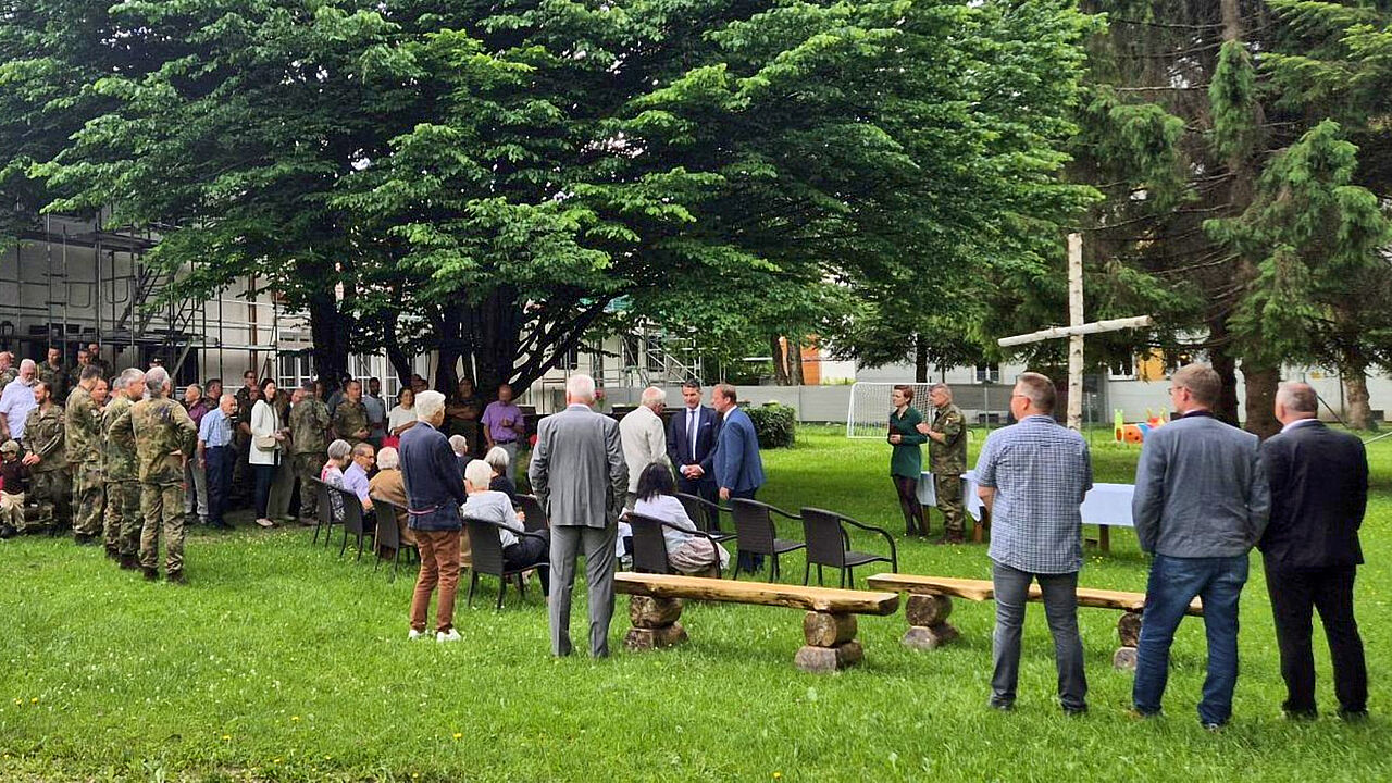 Mit einer bewegenden Andacht vor 100 Gästen eröffnete die evangelische Militärpfarrerin Johanna Bogenreuther-Schlosser den Ersten Nationale Veteranentag an der Schule ABCAbw/GSchAufg in Sonthofen. Foto: Stefan Weyer