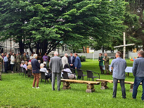 Mit einer bewegenden Andacht vor 100 Gästen eröffnete die evangelische Militärpfarrerin Johanna Bogenreuther-Schlosser den Ersten Nationale Veteranentag an der Schule ABCAbw/GSchAufg in Sonthofen. Foto: Stefan Weyer