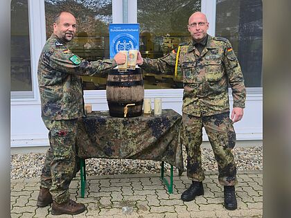 Der neue Kommandeur des ABCAbwRgt 750 „Baden“, Oberst Dirk Metz, mit dem Vorsitzenden der Standortkameradschaft, Oberstabsfeldwebel Heiko Steng, eröffnen das Oktoberfest am Standort Bruchsal mit dem traditionellen Fassanstich. Foto: StoKa Bruchsal