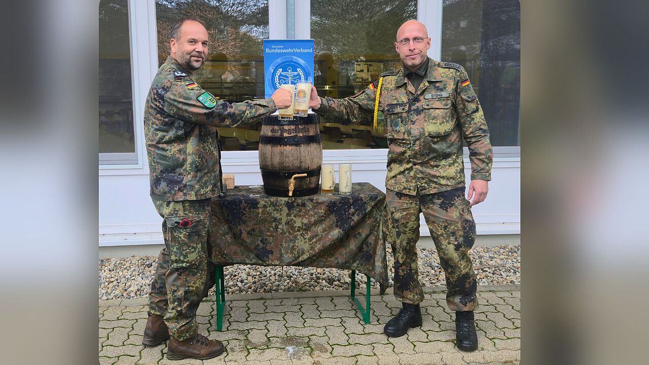 Der neue Kommandeur des ABCAbwRgt 750 „Baden“, Oberst Dirk Metz, mit dem Vorsitzenden der Standortkameradschaft, Oberstabsfeldwebel Heiko Steng, eröffnen das Oktoberfest am Standort Bruchsal mit dem traditionellen Fassanstich. Foto: StoKa Bruchsal