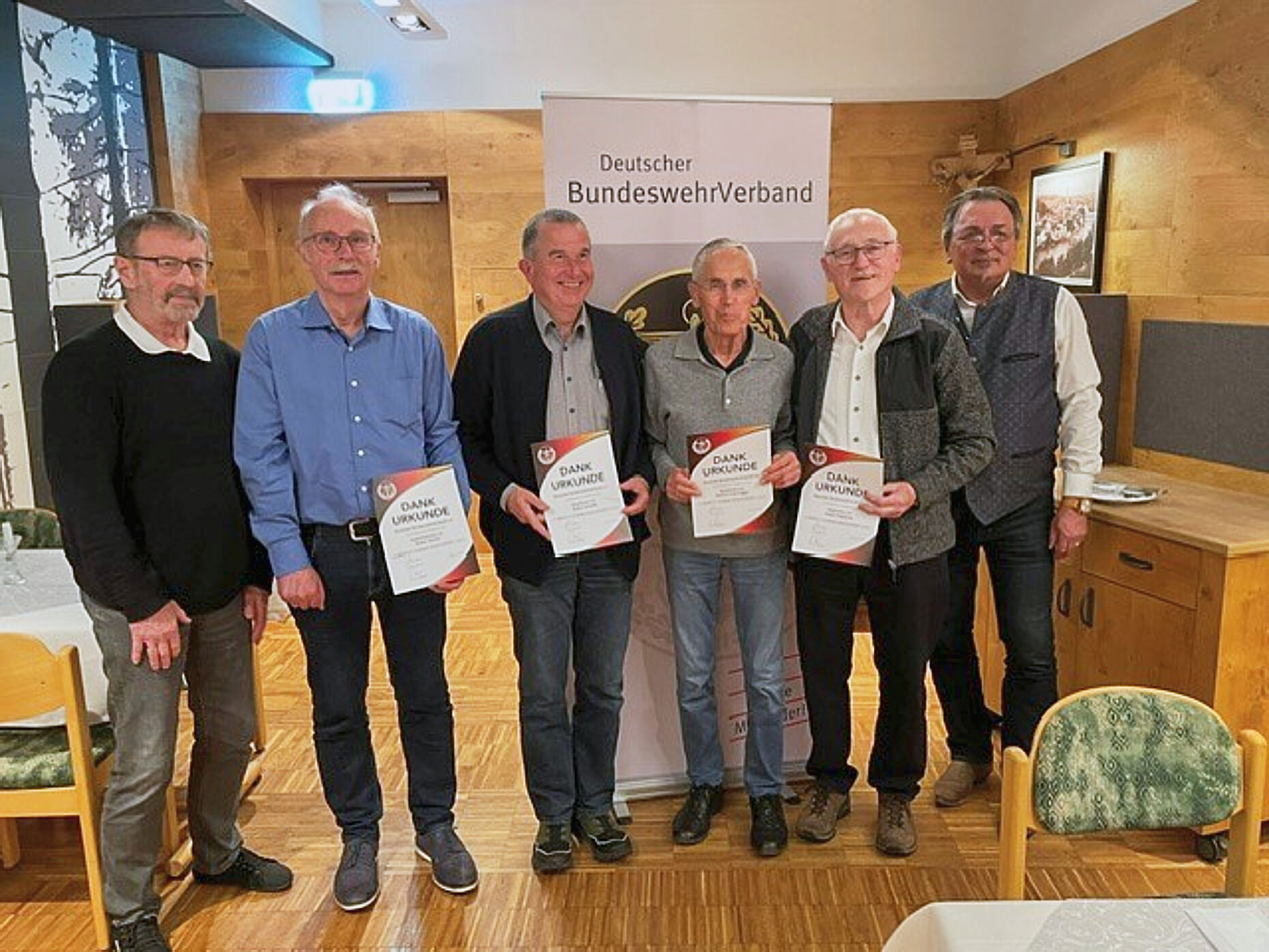 Vorsitzender Oberstleutnant a.D. Kurt Rasch mit den geehrten Mitgliedern und dem Bezirksvorsitzenden Stabsfeldwebel a.D. Franz Jung. Foto: Robert Schmidt