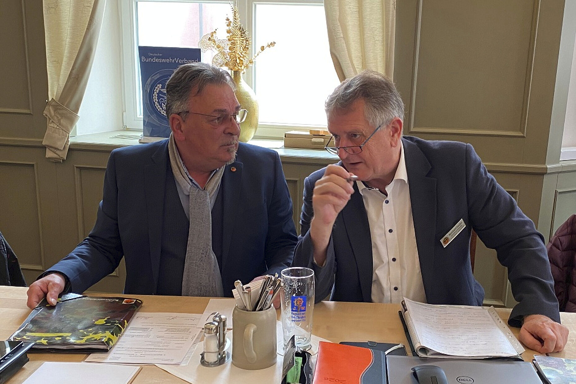 Eigens zur Wahl angereist:  Vorsitzender ERH Oberstabsfeldwebel a.D. Bernhard Hauber und Bezirksvorsitzender Stabsfeldwebel a.D. Franz Jung. Foto: li