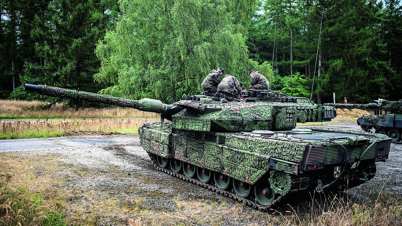 Soldaten der Panzerlehrbrigade 9 werden am Leopard 2 A7V ausgebildet. Foto: Bundeswehr/Sebastian Günther