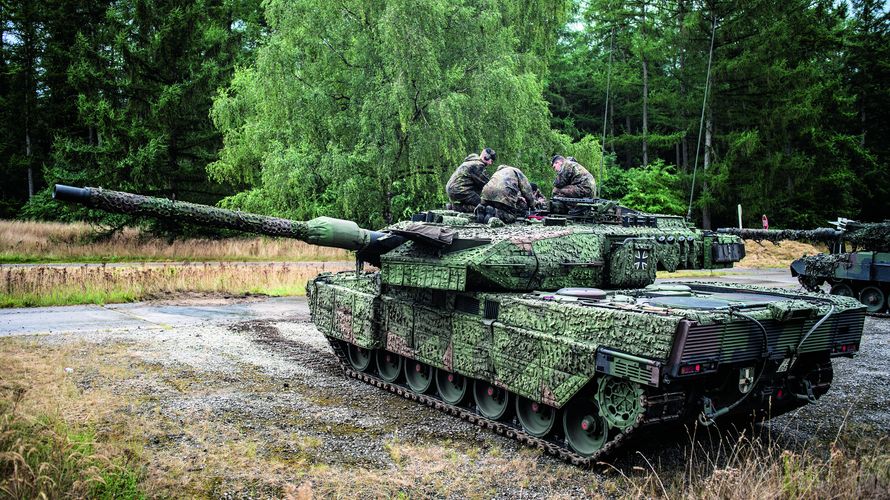 Soldaten der Panzerlehrbrigade 9 werden am Leopard 2 A7V ausgebildet. Foto: Bundeswehr/Sebastian Günther