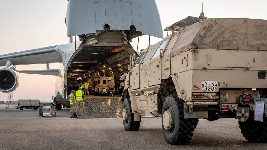 Soldaten verladen während der Mission Resolute Support in Mazar-e Sharif Material in das Transportflugzeug vom Typ Antonov AN-124 für den Lufttransport nach Deutschland. Foto: Bundeswehr/André Klimke