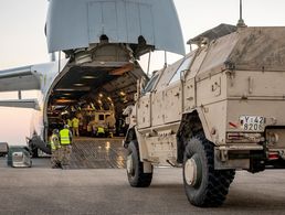 Soldaten verladen während der Mission Resolute Support in Mazar-e Sharif Material in das Transportflugzeug vom Typ Antonov AN-124 für den Lufttransport nach Deutschland. Foto: Bundeswehr/André Klimke