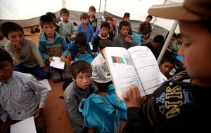Afghanische Kinder erhalten im Juni 2013 Schulunterricht in einem Zelt nahe der Stadt Kabul. Foto: picture alliance/Photoshot