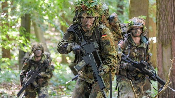 Soldaten des Panzergrenadierbataillon 401 nehmen an der Gefechtsausbildung teil.