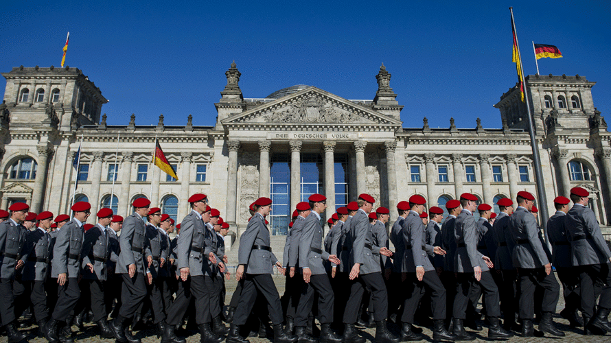 Der 64. Geburtstag der Bundeswehr wird mit einem Feierlichen Gelöbnis vor dem Reichstagsgebäude gefeiert - wie auf diesem Bild von 2013. Foto: dpa
