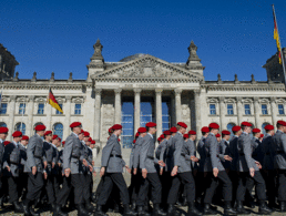 Der 64. Geburtstag der Bundeswehr wird mit einem Feierlichen Gelöbnis vor dem Reichstagsgebäude gefeiert - wie auf diesem Bild von 2013. Foto: dpa