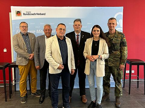 Diskutierten in Fritzlar: Wolfgang Eifler, Vorsitzender der Gemeinschaft der Heeresflieger Fritzlar, Oberstleutnant a.D. Manfred Lau, Geschäftsführer DRK Schwalm-Eder, Oberstabsfeldwebel a.D. Rudolph Schmelzer, Stephan Grüger (SPD), Christin Ziegler (CDU), Oberstleutnant i.G. Marcel Bohnert, Vize-Bundesvorsitzender DBwV. Foto: StOKa Fritzlar 