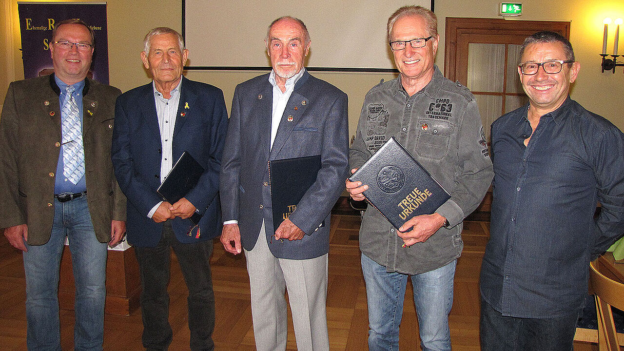 v.l.: Vorsitzender Oberstlt a.D. Veith mit den für 50-jährige Mitgliedschaft geehrten Hptm a.D. Walter Amann, StFw a.D. Helmut Lekl und StFw a.D. Gerhard Wittmann und Stv. Vorsitzendem OStFw Volker Werner. (Foto: DBwV)