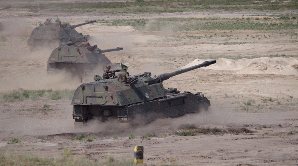 Auch die Panzerhaubitze 2000 war im Einsatz. Foto: DBwV/Bombeke