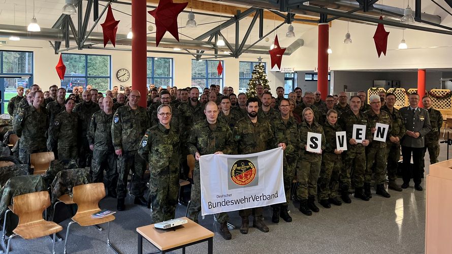 Oberst André Wüstner, Vorsitzender Deutscher BundeswehrVerband, besuchte die Personalversammlung im ZOpKomBw. Die Soldatinnen und Soldatenhalten den Namen „Sven" für einen erkrankten Kameraden hoch. Foto: Nathalie Neuhaus