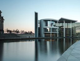 Blick auf das Paul-Löbe-Haus und dem Reichstagsgebäude. Foto: dpa