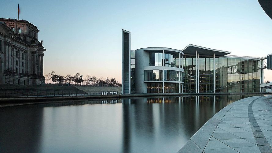 Blick auf das Paul-Löbe-Haus und dem Reichstagsgebäude. Foto: dpa