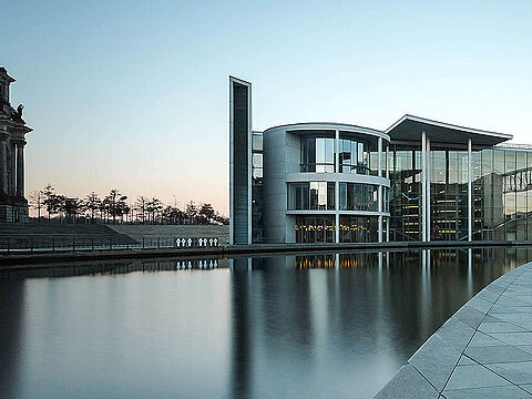 Blick auf das Paul-Löbe-Haus und dem Reichstagsgebäude. Foto: dpa