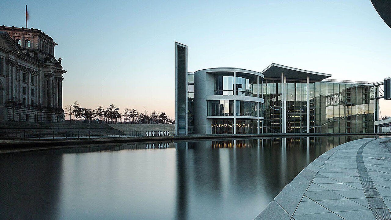 Blick auf das Paul-Löbe-Haus und dem Reichstagsgebäude. Foto: dpa