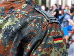 Allein aufgrund ihrer Uniform fallen Soldaten im Straßenbild auf. Foto: DBwV/Mika Schmidt